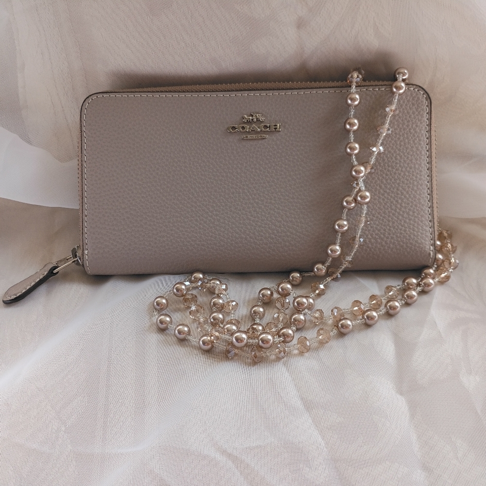 NWOT Coach Pebbled Leather Zip Wallet W/ Bonus Necklace Light Grey Gorgeous